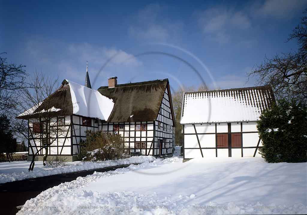 Hohkeppel, Lindlar, Oberbergischer Kreis, Bergisches Land, Blick auf Fachwerkgebaeude, Fachwerkgebude im weissen Pferdchen in Winterlandschaft, Schneelandschaft