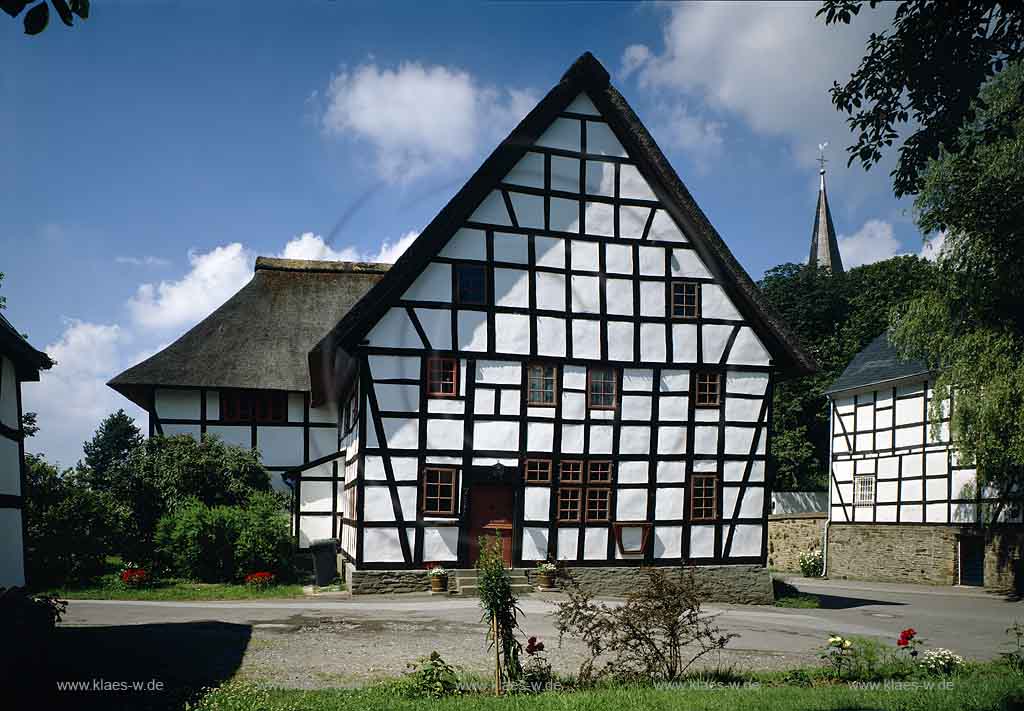 Hohkeppel, Lindlar, Oberbergischer Kreis, Bergisches Land, Blick auf Fachwerkgebaeude, Fachwerkgebude im weissen Pferdchen im Sommer