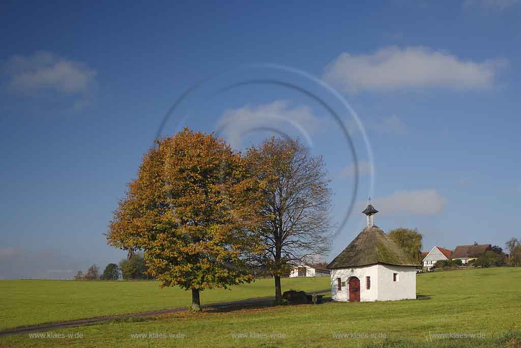 Lindlar, Oberbergischer Kreis, Bergisches Land, Regierungsbezirk Kln, Blick auf Kapelle Frauenhaeuschen, Frauenhuschen und Landschaft in Herbststimmung  