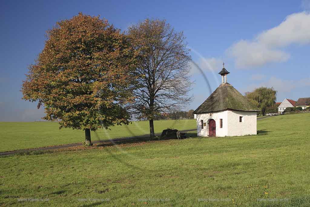 Lindlar, Oberbergischer Kreis, Bergisches Land, Regierungsbezirk Kln, Blick auf Kapelle Frauenhaeuschen, Frauenhuschen und Landschaft in Herbststimmung  