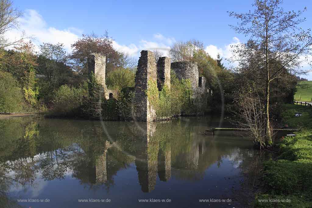 Scheel, Lindlar, Oberbergischer Kreis, Bergisches Land, Regierungsbezirk Kln, Blick auf Ruine, Burg, Burgruine Eibach mit Teich und Wasserspiegelung 