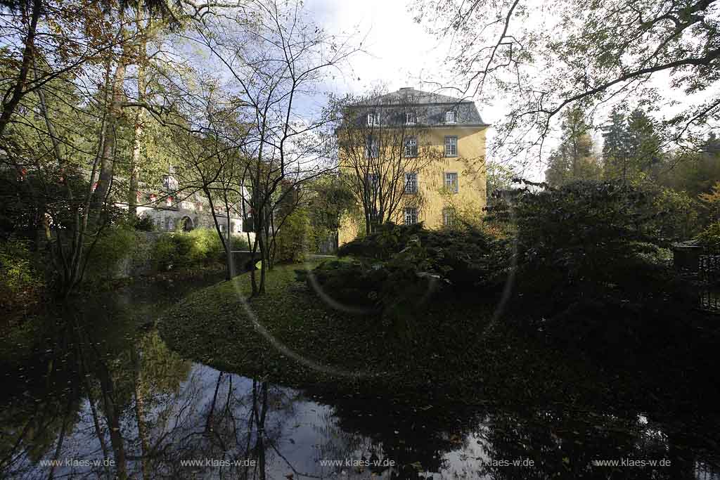 Lindlar, Oberbergischer Kreis, Bergisches Land, Regierungsbezirk Kln, Blick auf Schloss Heiligenhofen mit Schlossteich in Herbststimmung  