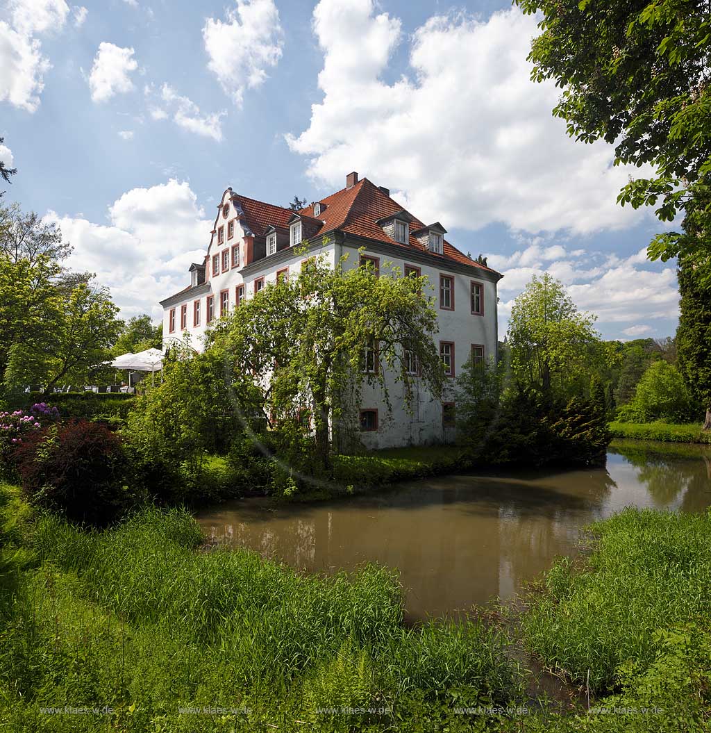 Lindlar Hommerich Schloss Georghausen im Fruehsommer mit baluem Himmel ind Kumuluswolken, Wassergraben: Lindlar-Hommerich castle Georghausen in summer landscape with blue sky and cumulus clouds