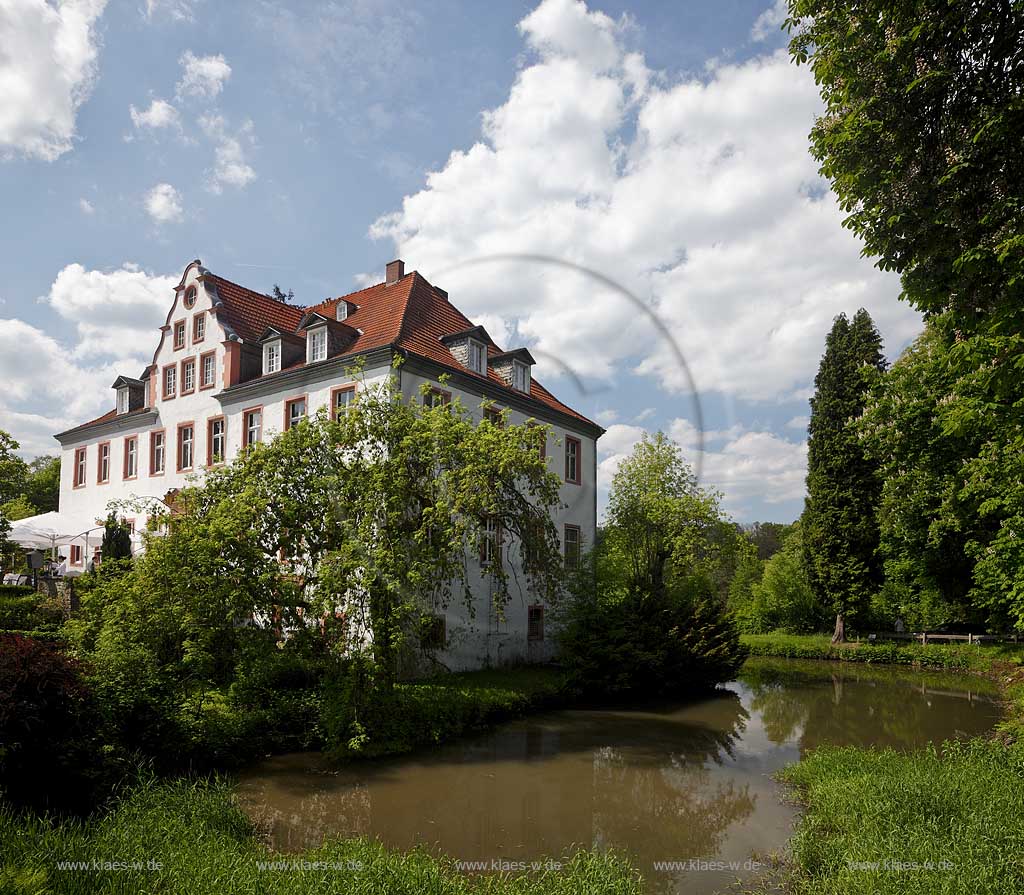 Lindlar Hommerich Schloss Georghausen im Fruehsommer mit baluem Himmel ind Kumuluswolken, Wassergraben: Lindlar-Hommerich castle Georghausen in summer landscape with blue sky and cumulus clouds