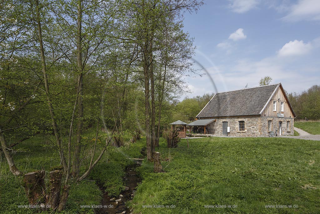 Lindlar, LVR-Freilichtmuseum Lindlar, Bergisches Freilichtmuseum fuer Oekologie und baeuerlich-handwerkliche Kultur, Muellershammer in Landschaft eingebettet; Lindlar, museum LVR-Freilichtmuseum Lindlar.