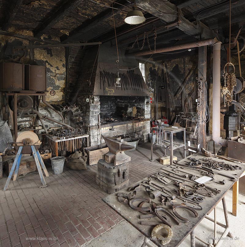 Lindlar, LVR-Freilichtmuseum Lindlar, Bergisches Freilichtmuseum fuer Oekologie und baeuerlich-handwerkliche Kultur, Innenansicht Schmiede Pohl Anhalt;  Lindlar, mueum LVR-Freilichtmuseum Lindlar.