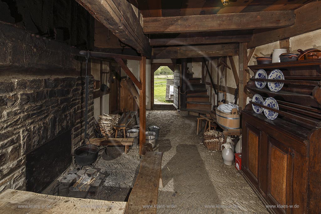 Lindlar, LVR-Freilichtmuseum Lindlar, Bergisches Freilichtmuseum fuer Oekologie und baeuerlich-handwerkliche Kultur, Innenansicht Wohnstallhaus;  Lindlar, mueum LVR-Freilichtmuseum Lindlar.