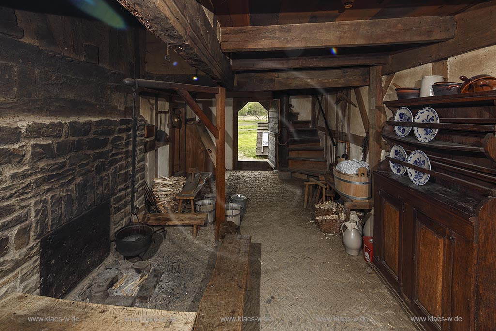 Lindlar, LVR-Freilichtmuseum Lindlar, Bergisches Freilichtmuseum fuer Oekologie und baeuerlich-handwerkliche Kultur, Innenansicht Wohnstallhaus;  Lindlar, mueum LVR-Freilichtmuseum Lindlar.