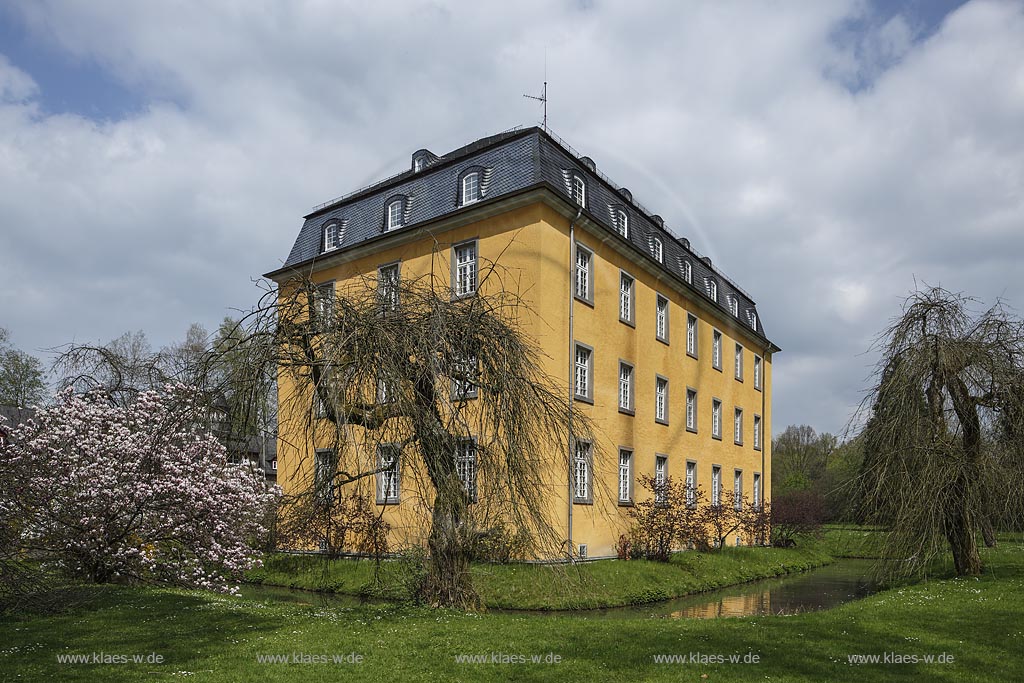 Lindlar, Herrenhaus von Schloss Heiligenhoven,aus dem Jahre 1758 bis 1760, mit Schlossgarten; Lindlar, manor house of castle Schloss Heiligenhoven with royal garden.