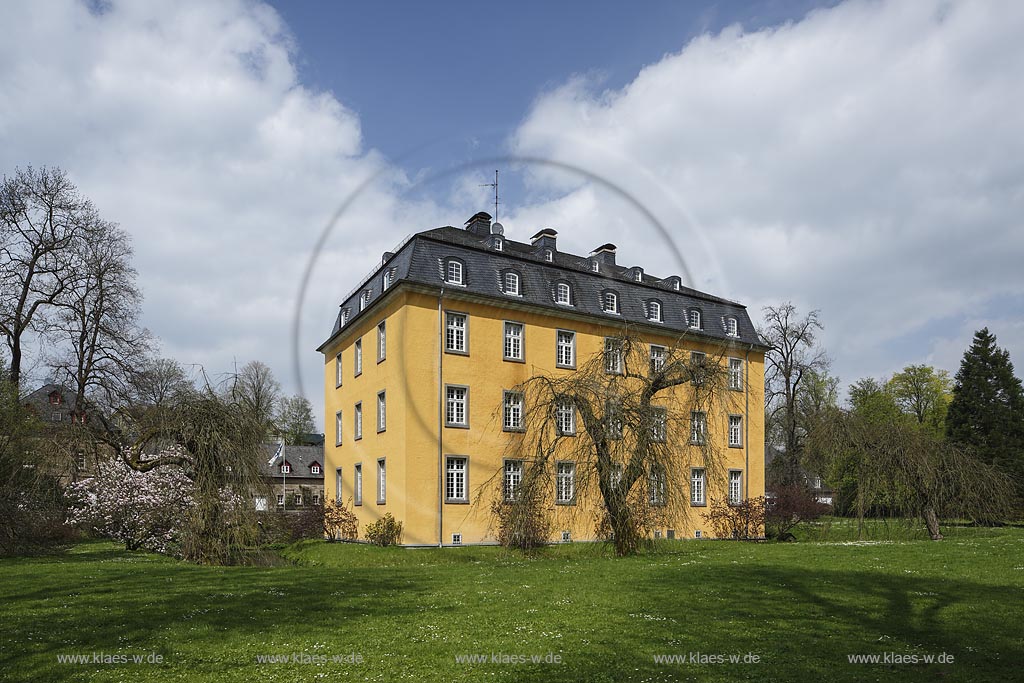 Lindlar, Herrenhaus von Schloss Heiligenhoven,aus dem Jahre 1758 bis 1760, mit Schlossgarten; Lindlar, manor house of castle Schloss Heiligenhoven with royal garden.