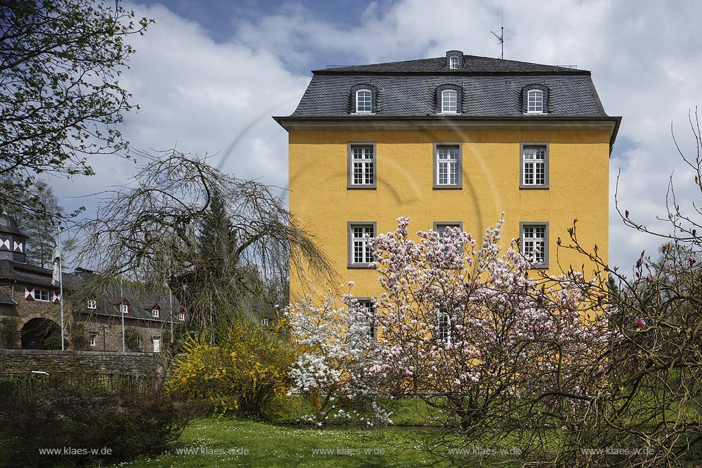 Lindlar, Herrenhaus von Schloss Heiligenhoven,aus dem Jahre 1758 bis 1760, mit Schlossgarten; Lindlar, manor house of castle Schloss Heiligenhoven with royal garden.