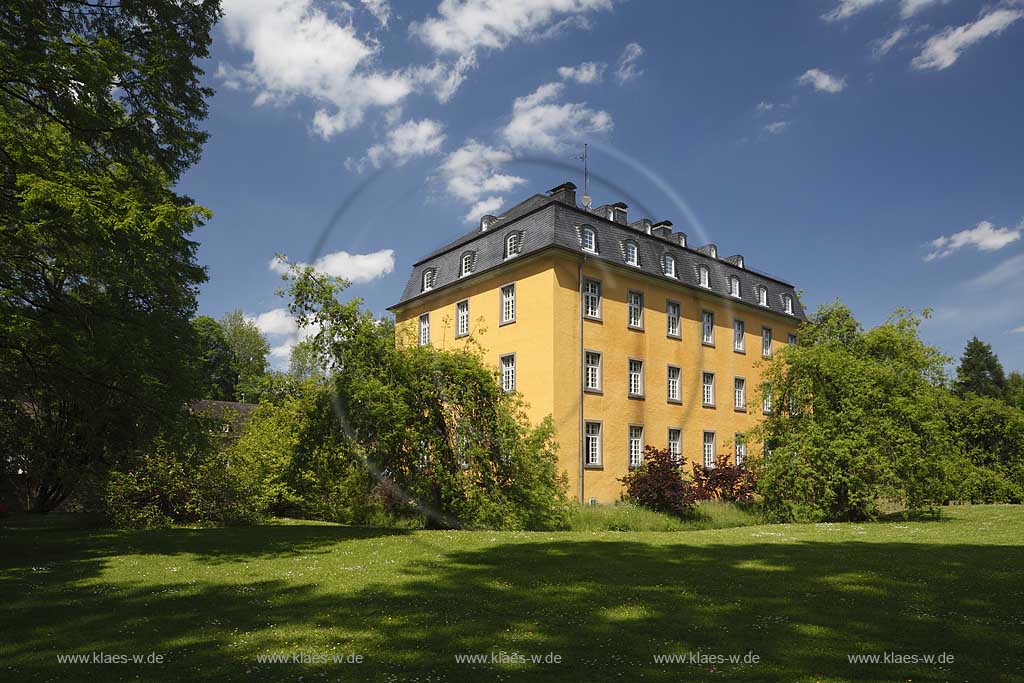 Lindlar Oberheiligenhoven, Schloss Oberheiligenhofen im Fruehsommer, gelbes Herrenhaus im Park, Lindlar castle Oberheiligenhoven in early summer park landspace