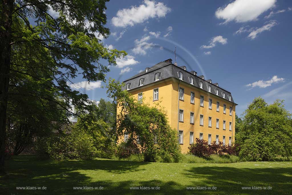 Lindlar Oberheiligenhoven, Schloss Oberheiligenhofen im Fruehsommer, gelbes Herrenhaus im Park, Lindlar castle Oberheiligenhoven in early summer park landspace