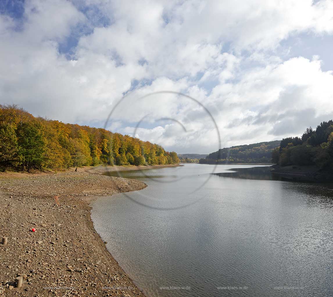 Lingese Talsperre bei  Marienheide, Blick ueber die Talsperre in Herbstlandschaft mit WolkenstimmungM Lingse barrage, view onto the lake in autum landscape with atmospheric clouds