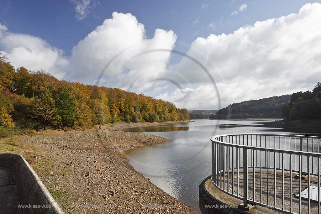 Lingese Talsperre bei  Marienheide, Blick ueber die Talsperre in Herbstlandschaft mit Wolkenstimmung; Lingse barrage near Marienheide, view fromthe dam over the lake in autum landscape with atmospheric clouds