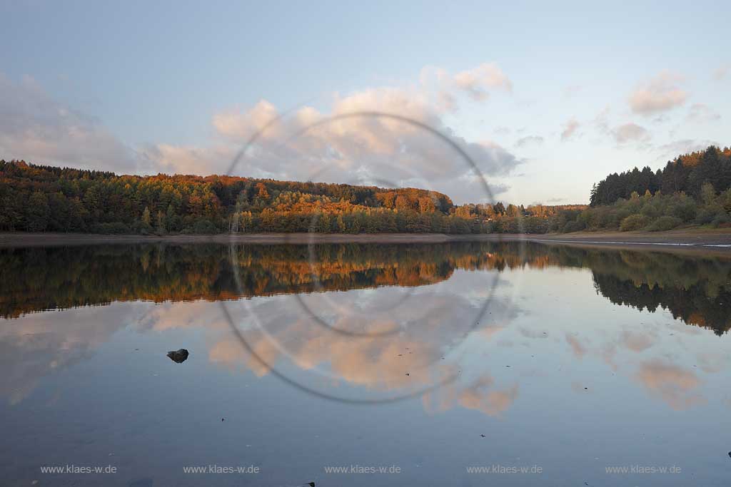 Lingese Talsperre bei  Marienheide, Blick ueber die Talsperre in Herbstlandschaft mit Wolkenstimmung, Abenstimmung mit Spiegelbild; Lingse barrage near Marienheide, view fromthe dam over the lake in autum landscape with atmospheric clouds and mirror image