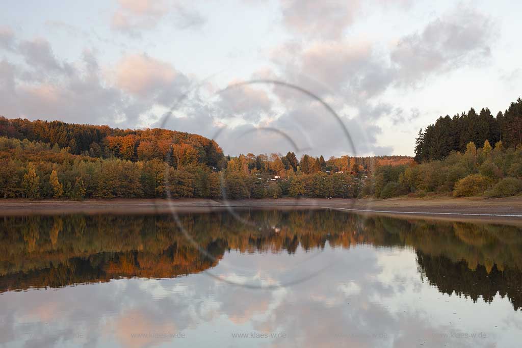 Lingese Talsperre bei  Marienheide, Blick ueber die Talsperre in Herbstlandschaft mit Wolkenstimmung, Abenstimmung mit Spiegelbild; Lingse barrage near Marienheide, view fromthe dam over the lake in autum landscape with atmospheric clouds and mirror image