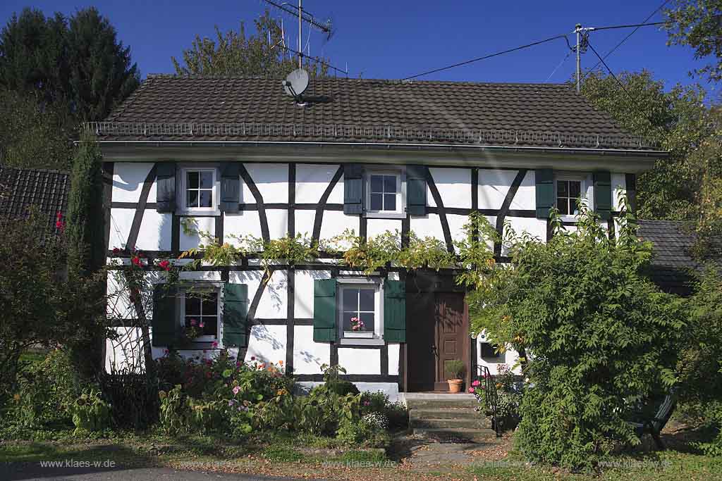 Wahlscheid, Lohmar, Rhein-Sieg-Kreis, Blick auf Fachwerkhaus in idyllischer Lage