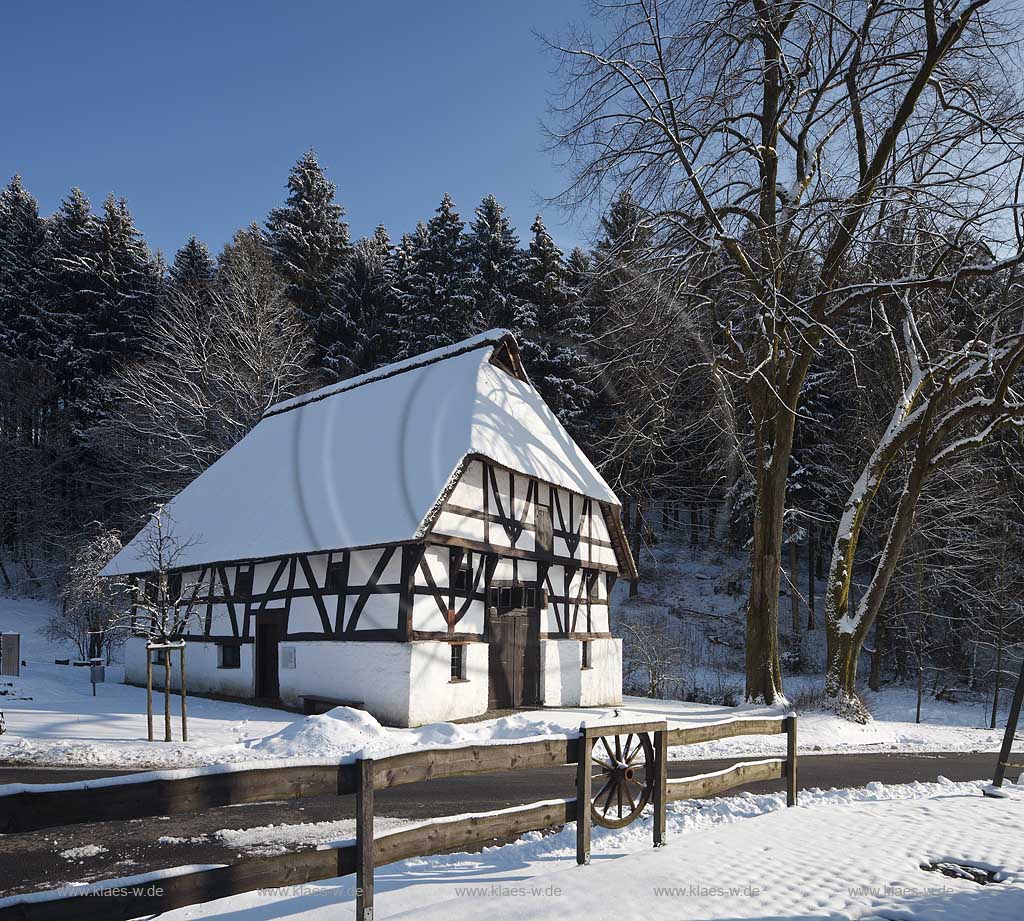 Mareinheide Dahl Fachwerk Bauernhaus Museum Haus Dahl oder Haus Schenk, nach dem frueheren Besitzer, im Winter verschneit; Historical Farm house museum Haus Dahl in Mareienheide snowcovered in Winter