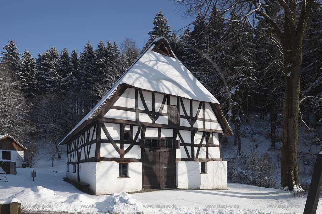 Mareinheide Dahl Fachwerk Bauernhaus Museum Haus Dahl oder Haus Schenk, nach dem frueheren Besitzer, im Winter verschneit; Historical Farm house museum Haus Dahl in Mareienheide snowcovered in Winter