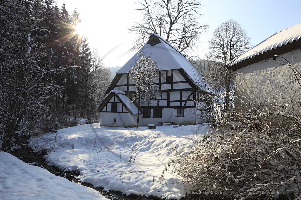 Mareinheide Dahl Fachwerk Bauernhaus Museum Haus Dahl oder Haus Schenk, nach dem frueheren Besitzer, im Winter verschneit; Historical Farm house museum Haus Dahl in Mareienheide snowcovered in Winter