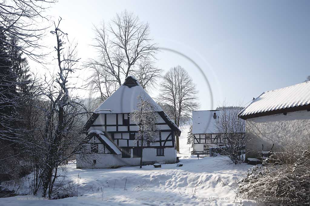 Mareinheide Dahl Fachwerk Bauernhaus Museum Haus Dahl oder Haus Schenk, nach dem frueheren Besitzer, im Winter verschneit; Historical Farm house museum Haus Dahl in Mareienheide snowcovered in Winter