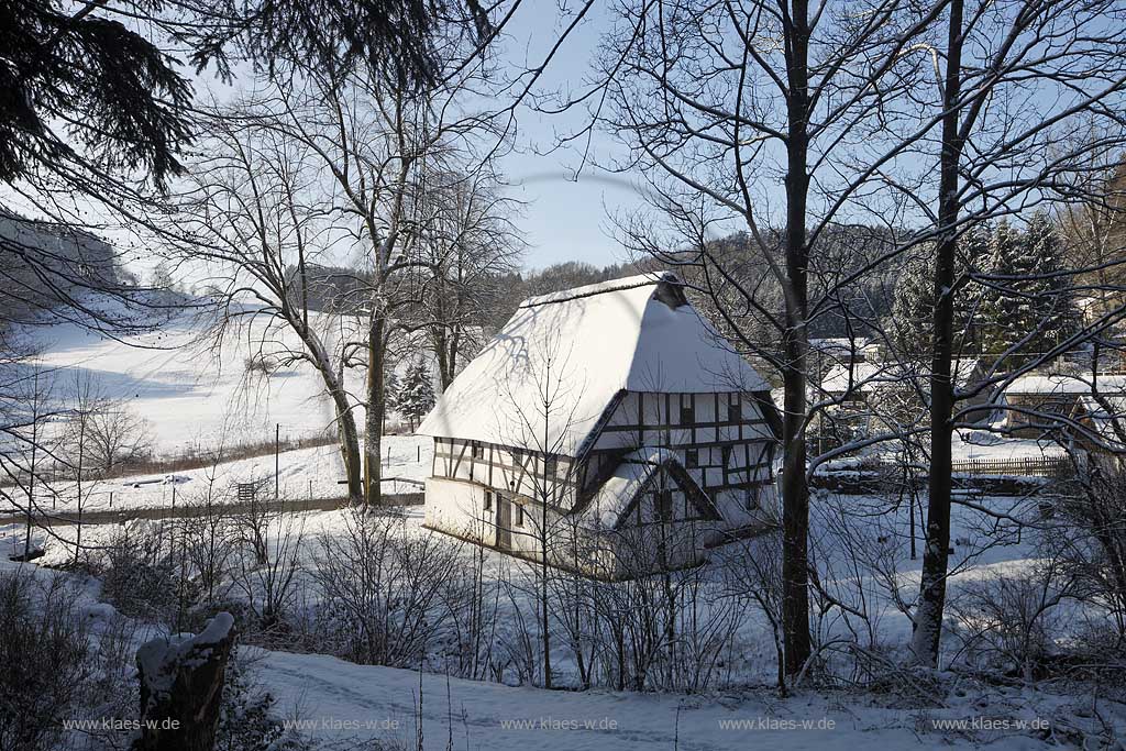 Mareinheide Dahl Fachwerk Bauernhaus Museum Haus Dahl oder Haus Schenk, nach dem frueheren Besitzer, im Winter verschneit; Historical Farm house museum Haus Dahl in Mareienheide snowcovered in Winter