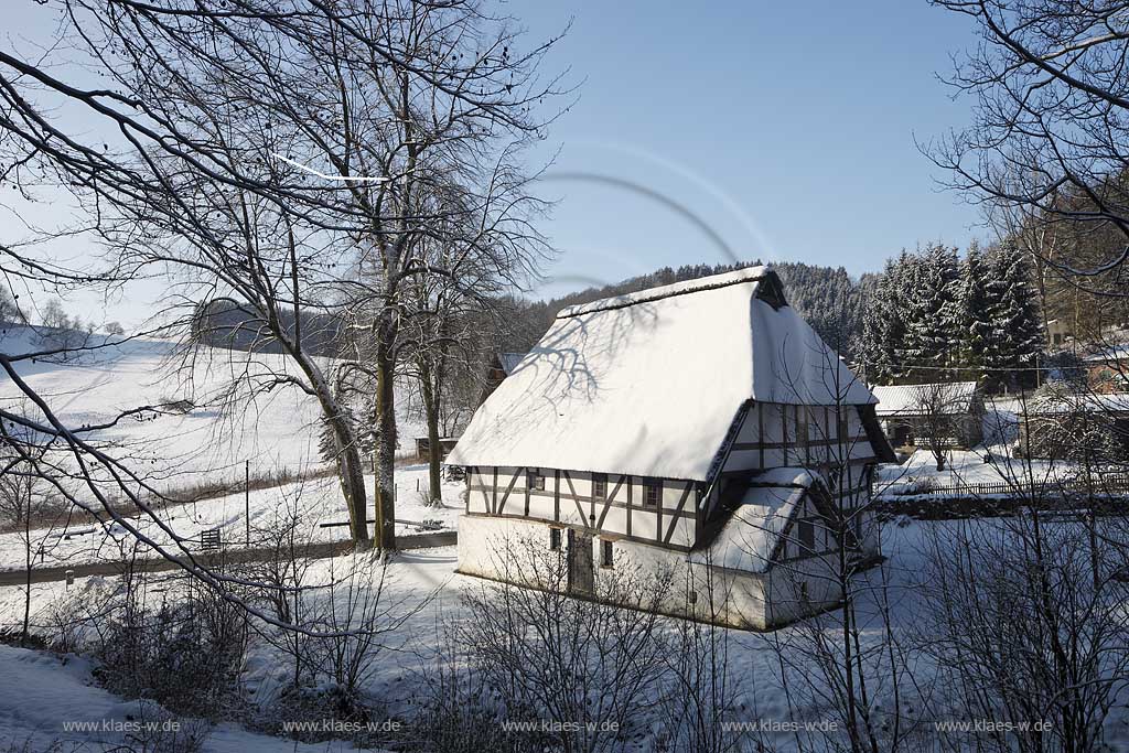 Mareinheide Dahl Fachwerk Bauernhaus Museum Haus Dahl oder Haus Schenk, nach dem frueheren Besitzer, im Winter verschneit; Historical Farm house museum Haus Dahl in Mareienheide snowcovered in Winter