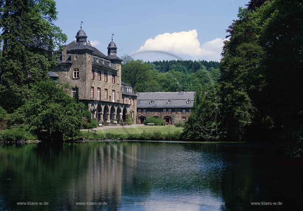 Gimborn, Marienheide, Oberbergischer Kreis, Bergisches Land, Regierungsbezirk Kln, Koeln, Blick auf Schloss, Wasserburg Gimborn mit Schlossteich in Waldlandschaft