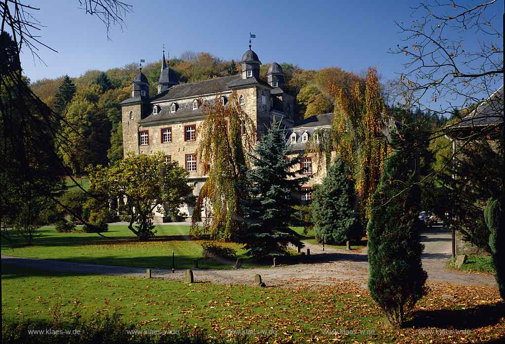 Gimborn, Marienheide, Oberbergischer Kreis, Bergisches Land, Regierungsbezirk Kln, Koeln, Blick auf Schloss, Wasserburg Gimborn mit Schlosspark in Herbstlandschaft