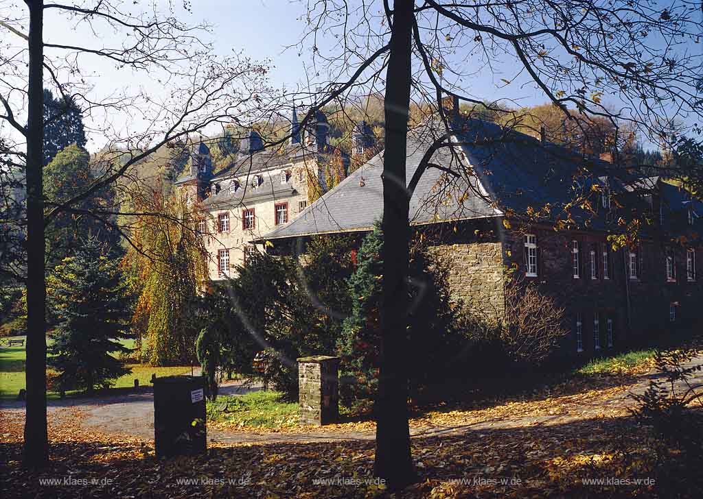 Gimborn, Marienheide, Oberbergischer Kreis, Bergisches Land, Regierungsbezirk Kln, Koeln, Blick auf Schloss, Wasserburg Gimborn mit Schlosspark in Herbstlandschaft