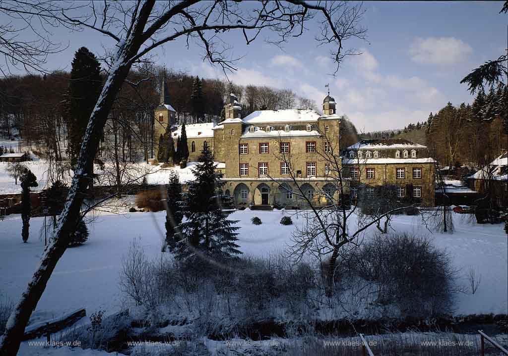 Gimborn, Marienheide, Oberbergischer Kreis, Bergisches Land, Regierungsbezirk Kln, Koeln, Blick auf Schloss, Wasserburg Gimborn in Winterlandschaft, Schneelandschaft