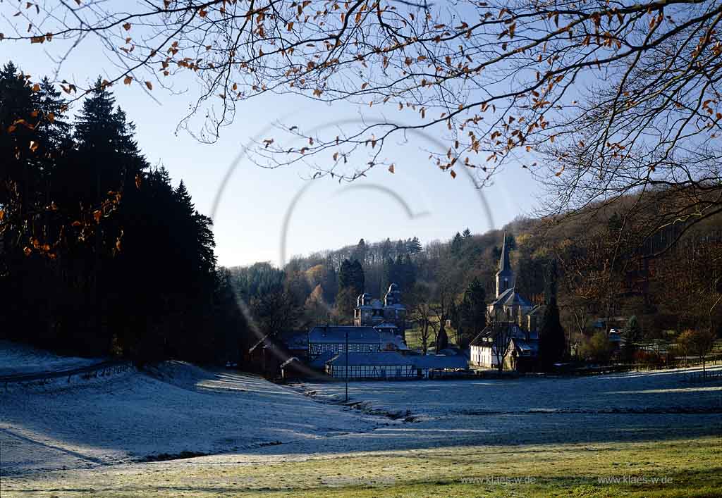 Gimborn, Marienheide, Oberbergischer Kreis, Bergisches Land, Regierungsbezirk Kln, Koeln, Blick auf Schloss, Wasserburg Gimborn und Schlosskirche in Herbstlandschaft mit Raureif