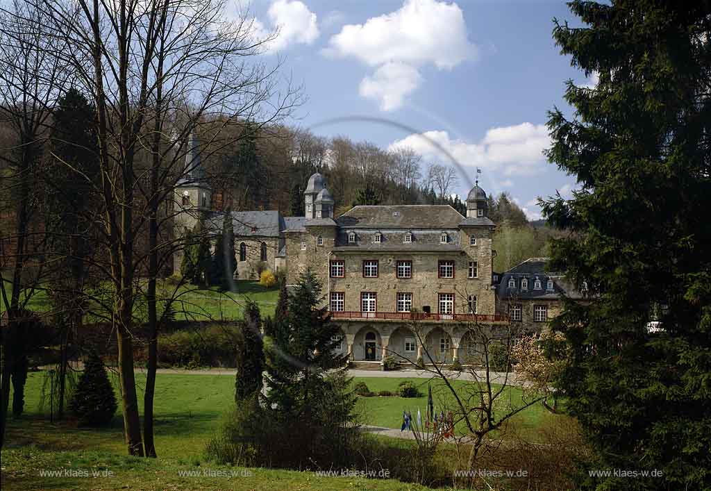 Gimborn, Marienheide, Oberbergischer Kreis, Bergisches Land, Regierungsbezirk Kln, Koeln, Blick auf Schloss, Wasserburg Gimborn mit Schlosspark und Schlosskirche in Fruehlingslandschaft, Frhlingslandschaft