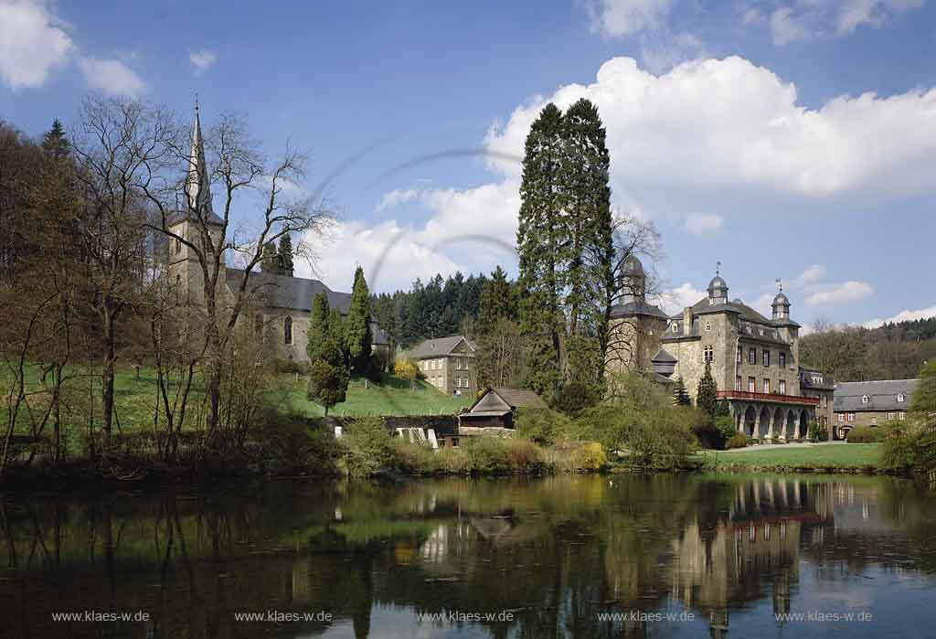 Gimborn, Marienheide, Oberbergischer Kreis, Bergisches Land, Regierungsbezirk Kln, Koeln, Blick auf Schloss, Wasserburg Gimborn und Schlosskirche mit Schlossteich