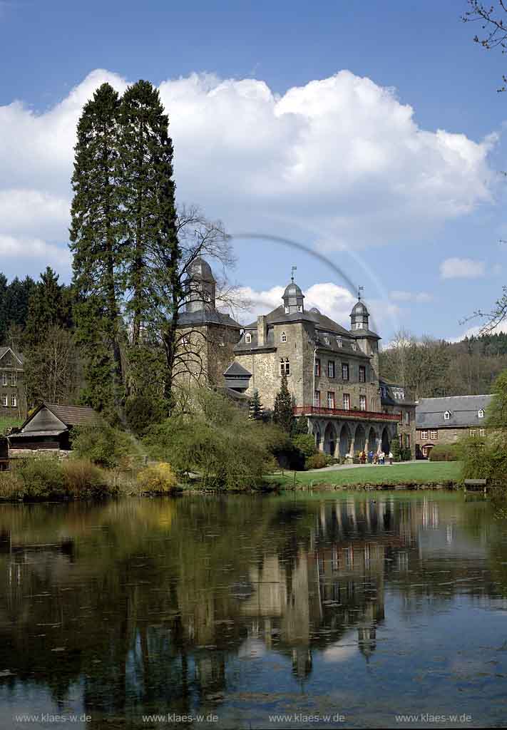 Gimborn, Marienheide, Oberbergischer Kreis, Bergisches Land, Regierungsbezirk Kln, Koeln, Blick auf Schloss, Wasserburg Gimborn und  Schlossteich