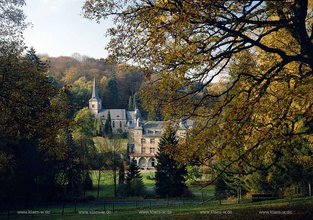 Gimborn, Marienheide, Oberbergischer Kreis, Bergisches Land, Regierungsbezirk Kln, Koeln, Blick auf Schloss, Wasserburg Gimborn mit Schlosspark in Herbstlandschaft