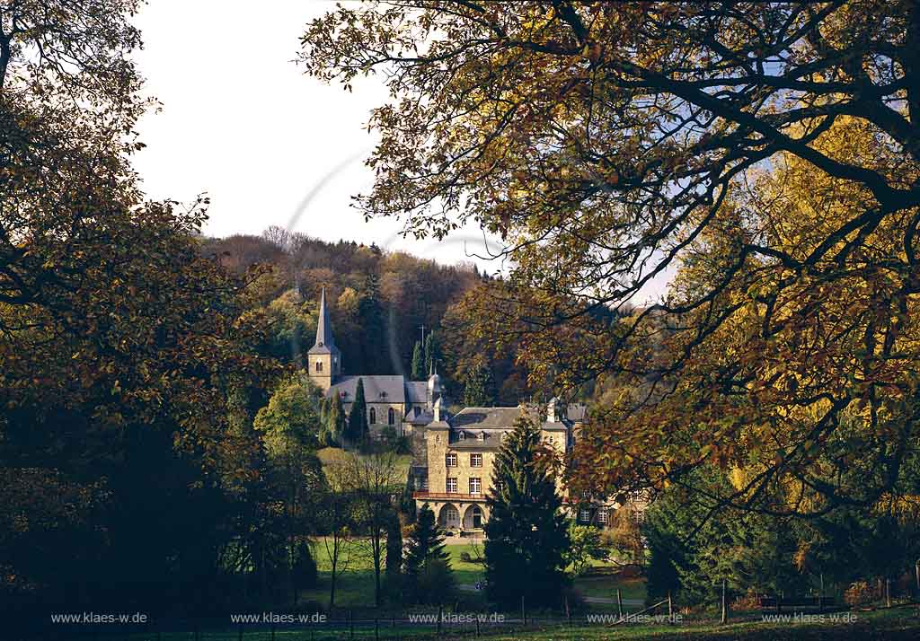 Gimborn, Marienheide, Oberbergischer Kreis, Bergisches Land, Regierungsbezirk Kln, Koeln, Blick auf Schloss, Wasserburg Gimborn mit Schlosspark in Herbstlandschaft