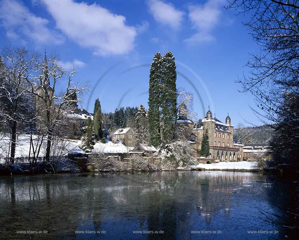 Gimborn, Marienheide, Oberbergischer Kreis, Bergisches Land, Regierungsbezirk Kln, Koeln, Blick auf Schloss, Wasserburg Gimborn, Schlosskirche mit Schlossteich in Winterlandschaft, Schneelandschaft