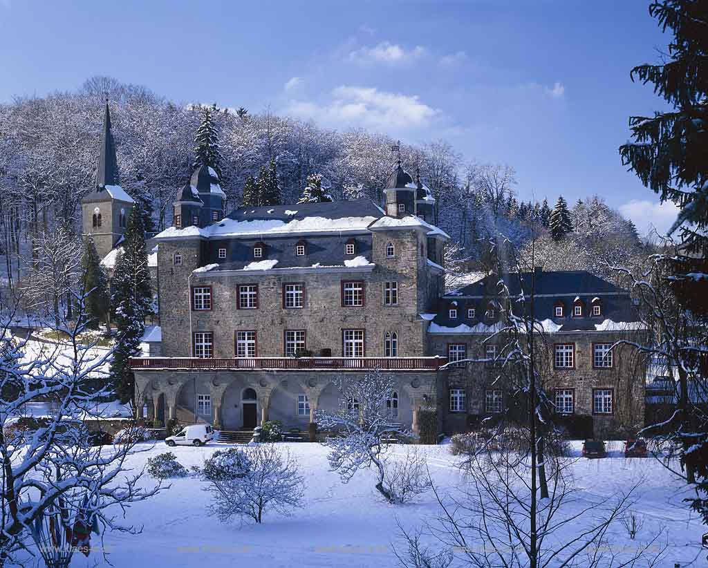 Gimborn, Marienheide, Oberbergischer Kreis, Bergisches Land, Regierungsbezirk Kln, Koeln, Blick auf Schloss, Wasserburg Gimborn, Schlosskirche in Winterlandschaft, Schneelandschaft