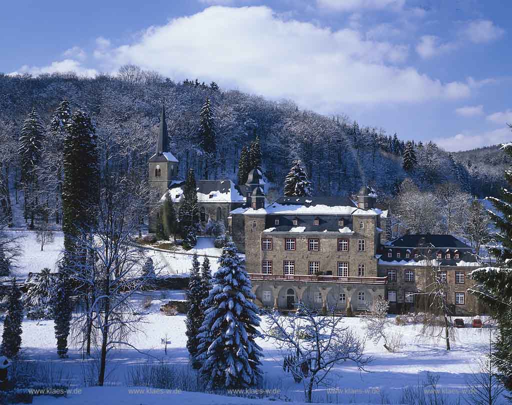 Gimborn, Marienheide, Oberbergischer Kreis, Bergisches Land, Regierungsbezirk Kln, Koeln, Blick auf Schloss, Wasserburg Gimborn, Schlosskirche in Winterlandschaft, Schneelandschaft