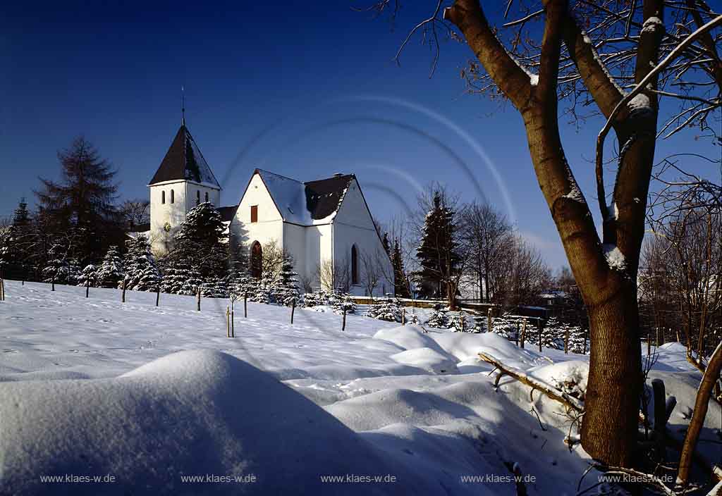 Mllenbach, Muellenbach, Marienheide, Oberbergischer Kreis, Bergisches Land, Regierungsbezirk Kln, Koeln, Blick auf alte Wehrkirche in Winterlandschaft, Schneelandschaft