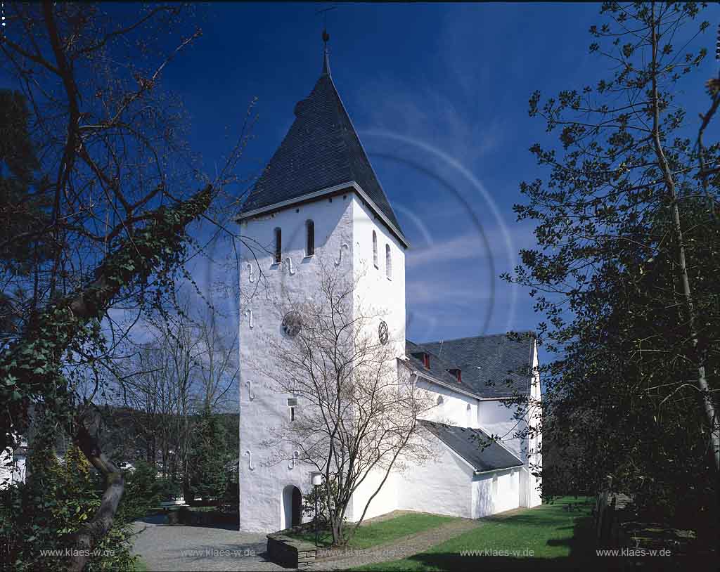 Mllenbach, Muellenbach, Marienheide, Oberbergischer Kreis, Bergisches Land, Regierungsbezirk Kln, Koeln, Blick auf alte Wehrkirche, Bunte Kerk im Fruehling, Frhling