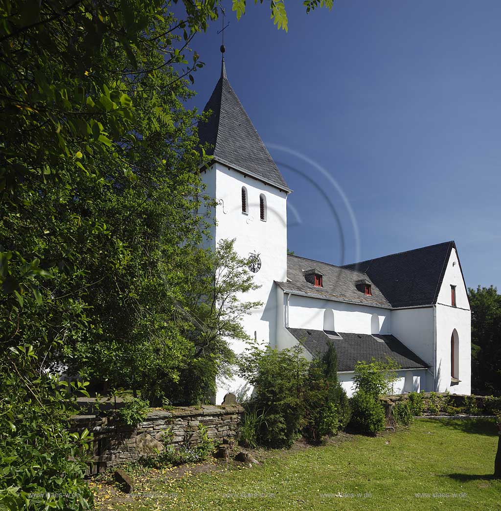 Marienheide Muellenbach, die bonte Kerk, eine romanische dreischiffige Pfeilerbasilika im 12.Jahrhundert als  Wehrkirche erbaut, ist vollstaendig erhalten geblieben und gilt als Kostbarkeit, Aussenansicht; Marienheide Muellenbach the romanic village  chuch, exterior view