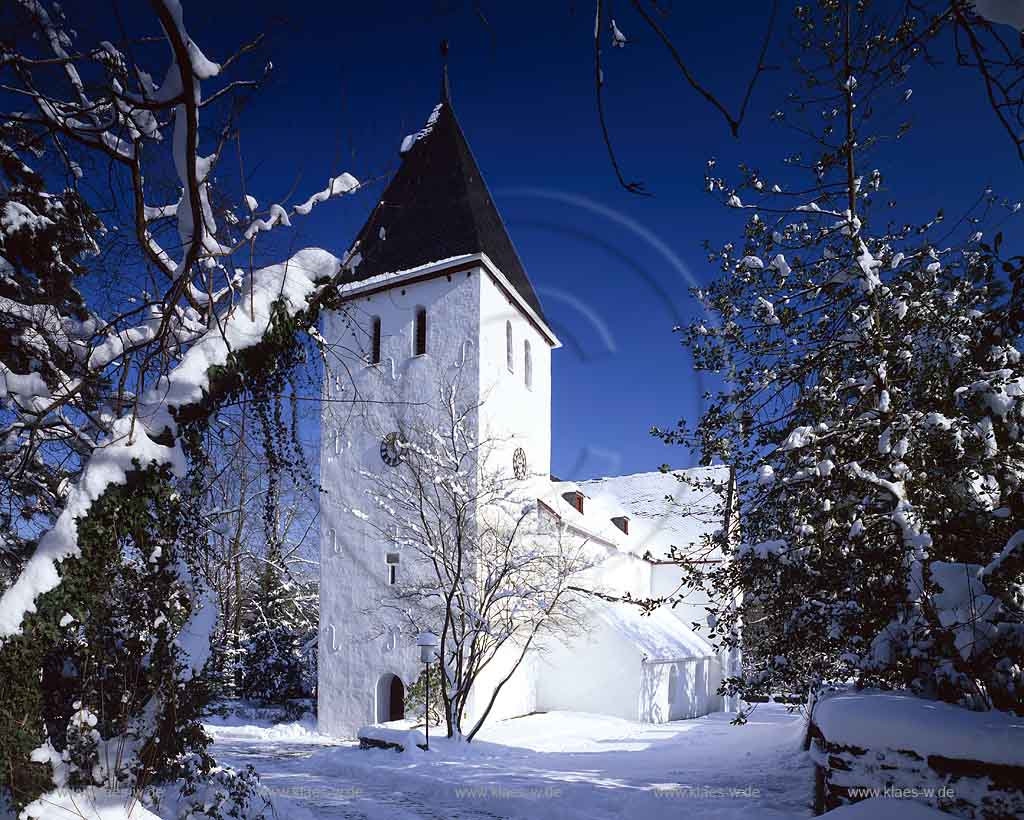 Mllenbach, Muellenbach, Marienheide, Oberbergischer Kreis, Bergisches Land, Regierungsbezirk Kln, Koeln, Blick auf alte Wehrkirche, Bunte Kerk im Fruehling, Frhling