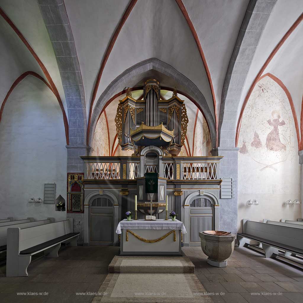 Marienheide Muellenbach, die bonte Kerk, eine romanische dreischiffige Pfeilerbasilika im 12.Jahrhundert als  Wehrkirche erbaut, ist vollstaendig erhalten geblieben und gilt als Kostbarkeit, Innenansicht mit Altar, Orgel und Wanmalerieien im Chor; Marienheide Muellenbach the romanic village  chuch, interior view with altar and organ