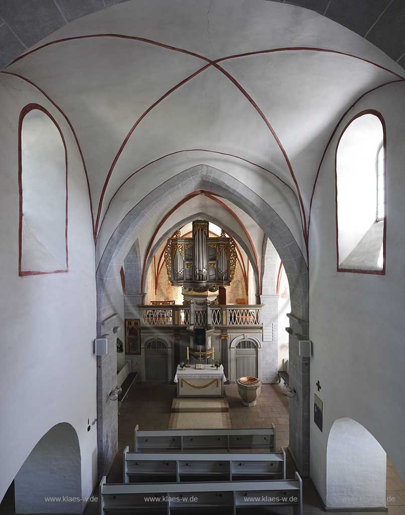 Marienheide Muellenbach, die bonte Kerk, eine romanische dreischiffige Pfeilerbasilika im 12.Jahrhundert als  Wehrkirche erbaut, ist vollstaendig erhalten geblieben und gilt als Kostbarkeit, Innenansicht mit Altar, Orgel und Wanmalerieien im Chor von der Empore aus gesehen; Marienheide Muellenbach the romanic village  chuch, interior view with altar and organ