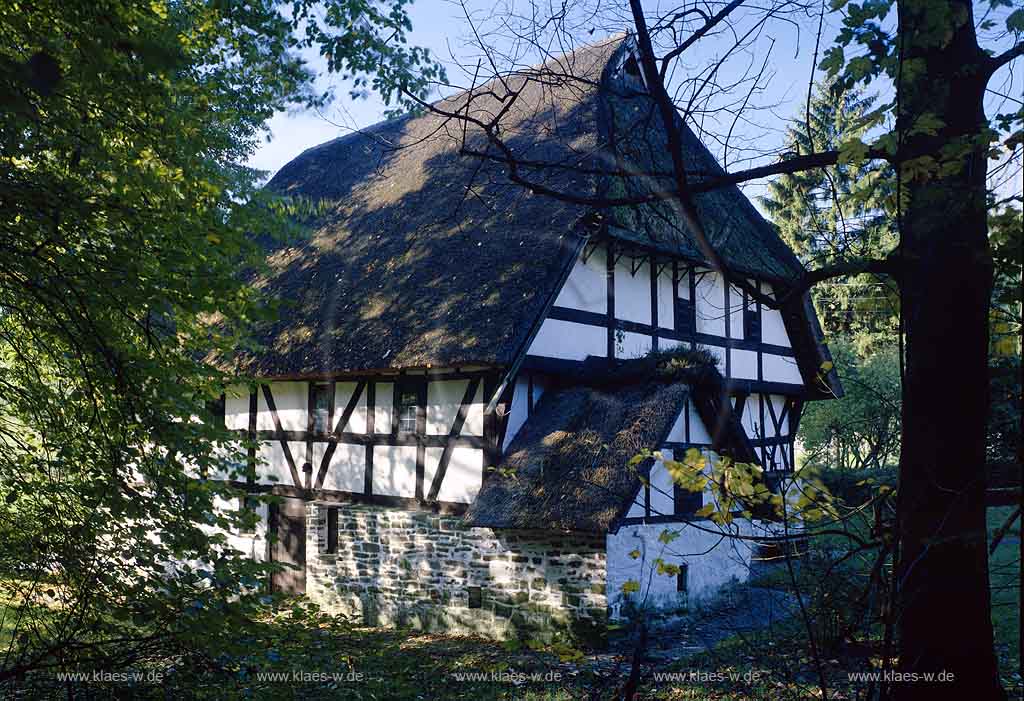 Mllenbach, Muellenbach, Marienheide, Oberbergischer Kreis, Bergisches Land, Regierungsbezirk Kln, Koeln, Blick auf Dahl Haus Schenk, Fachwerkhaus in Herbstlandschaft