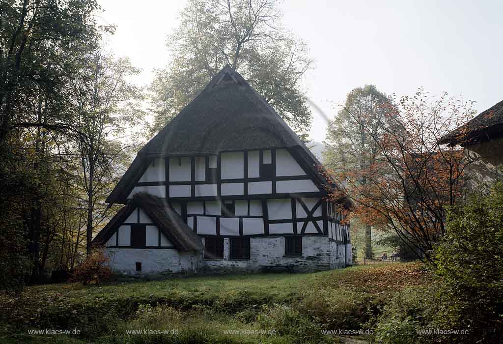 Mllenbach, Muellenbach, Marienheide, Oberbergischer Kreis, Bergisches Land, Regierungsbezirk Kln, Koeln, Blick auf Dahl Haus Schenk, Fachwerkhaus in Herbstlandschaft