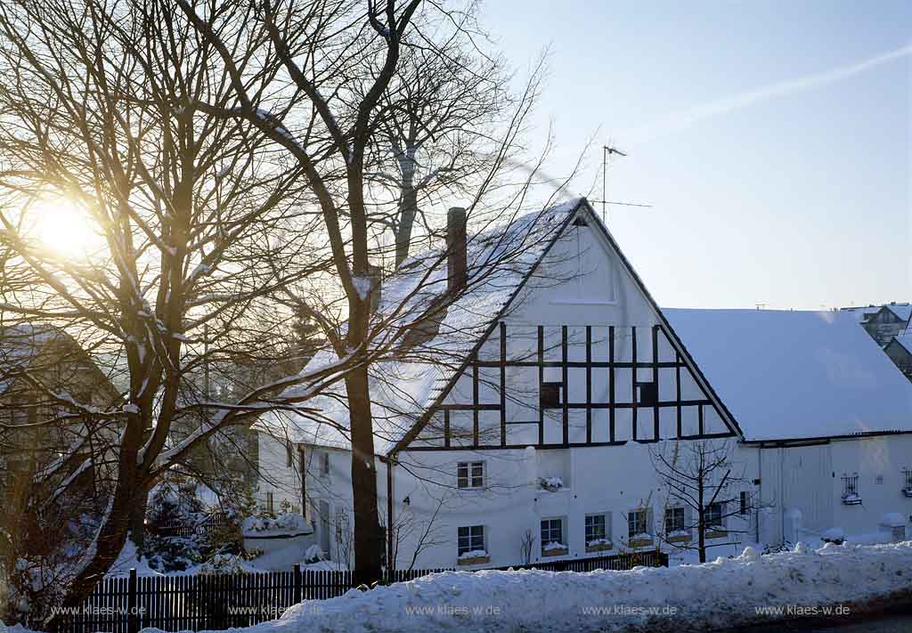 Mllenbach, Muellenbach, Marienheide, Oberbergischer Kreis, Bergisches Land, Regierungsbezirk Kln, Koeln, Blick auf Fachwerkhof, Fachwerkhaus in Winterlandschaft, Schneelandschaft